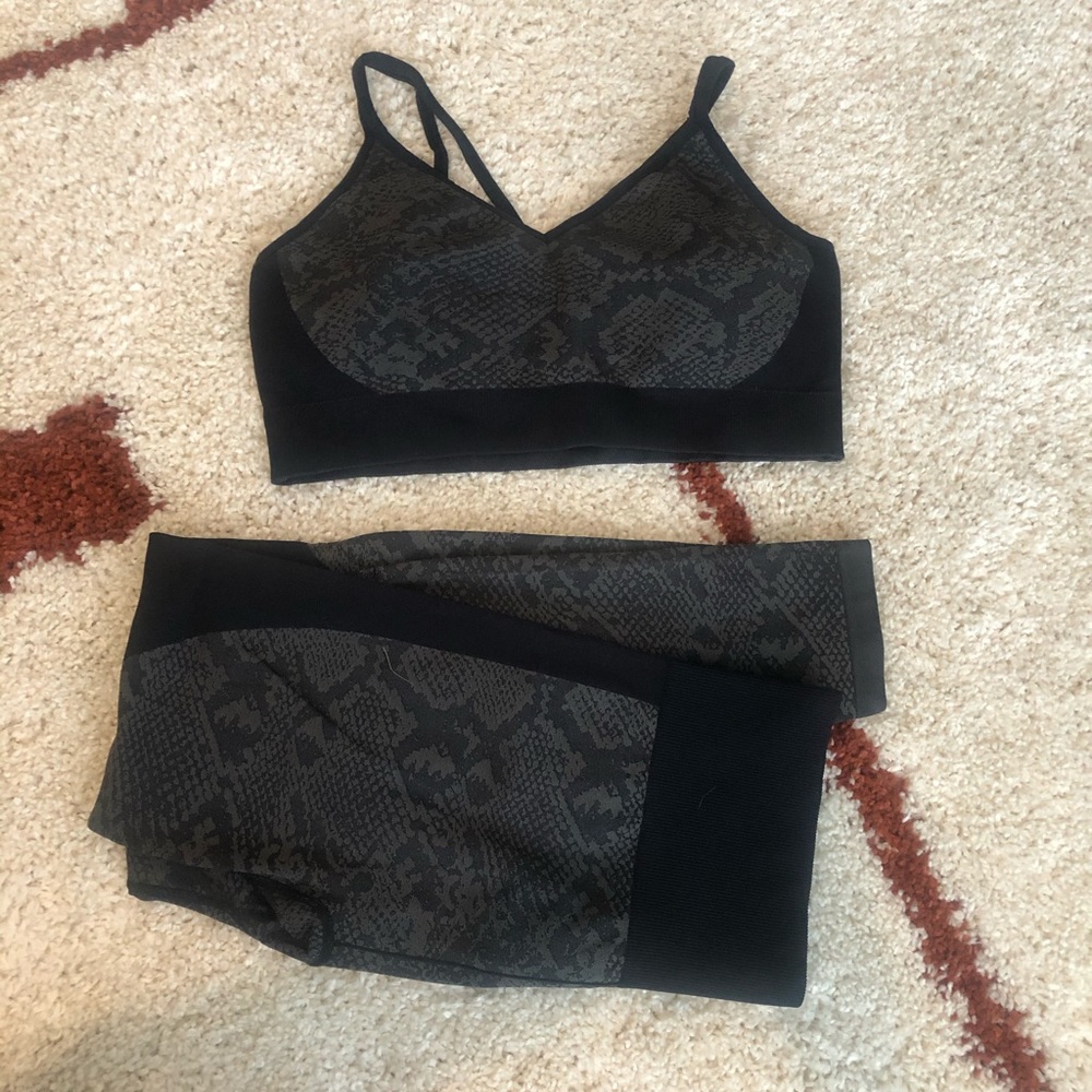 Joylab Set Snakeskin Seamless Bra and Leggings